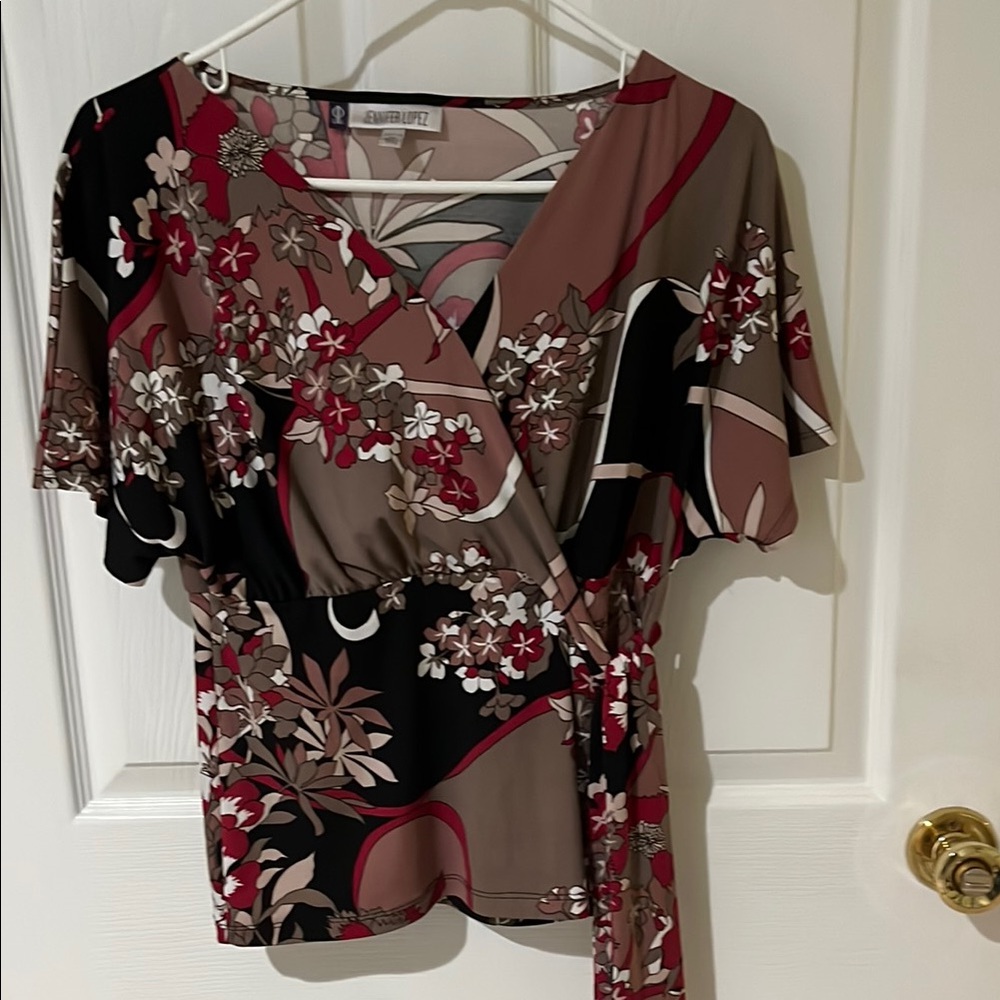 Jennifer Lopez top with electric as shown